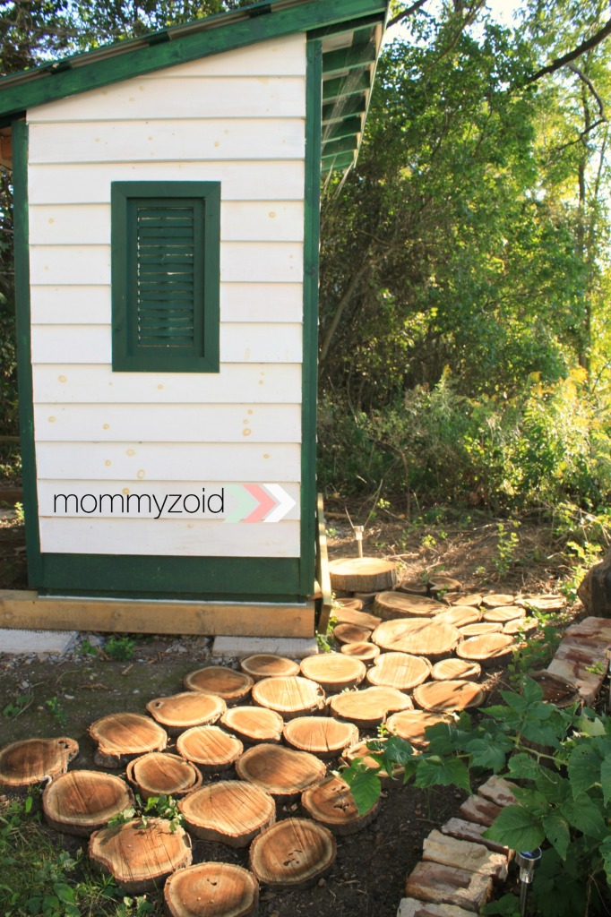 Wood round out house path via www.mommyzoid.ca